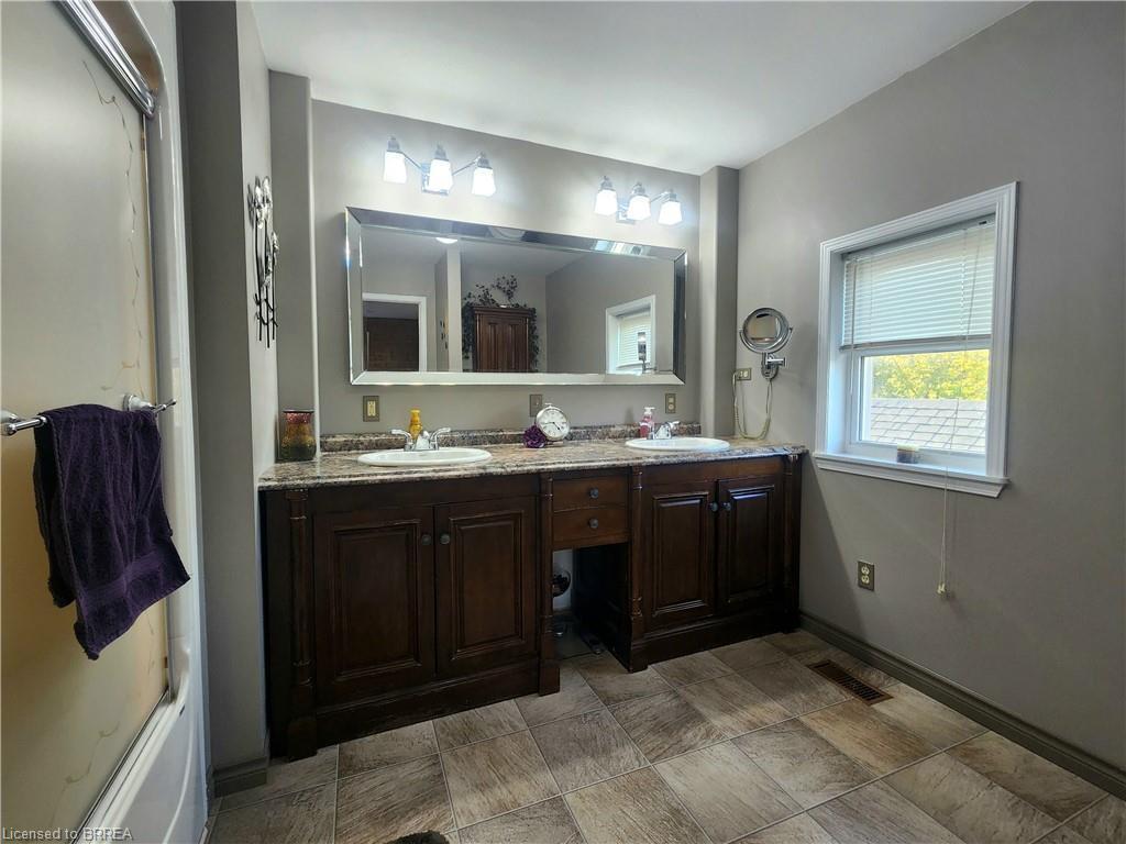 388 Mckellar Street, Strathroy, ON - Indoor Photo Showing Bathroom