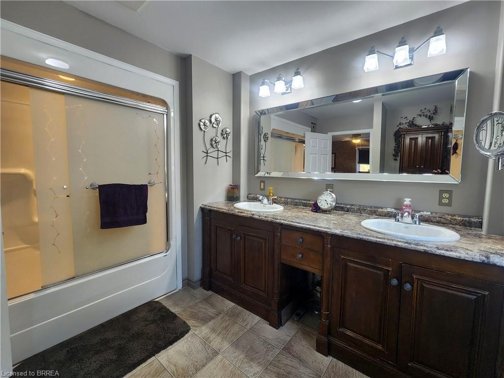 388 Mckellar Street, Strathroy, ON - Indoor Photo Showing Bathroom