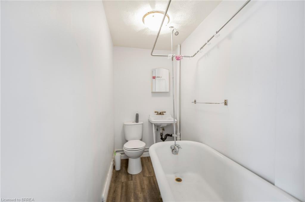 74 Erie Avenue, Brantford, ON - Indoor Photo Showing Bathroom