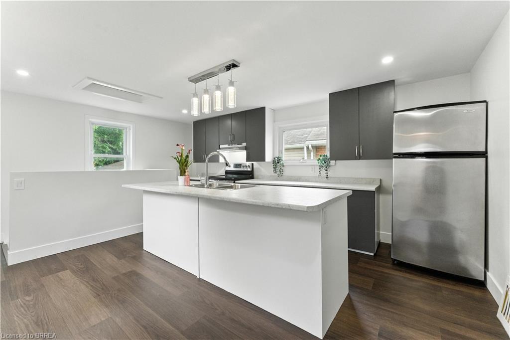 34 North Park Street, Brantford, ON - Indoor Photo Showing Kitchen