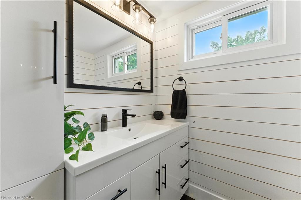 34 North Park Street, Brantford, ON - Indoor Photo Showing Bathroom