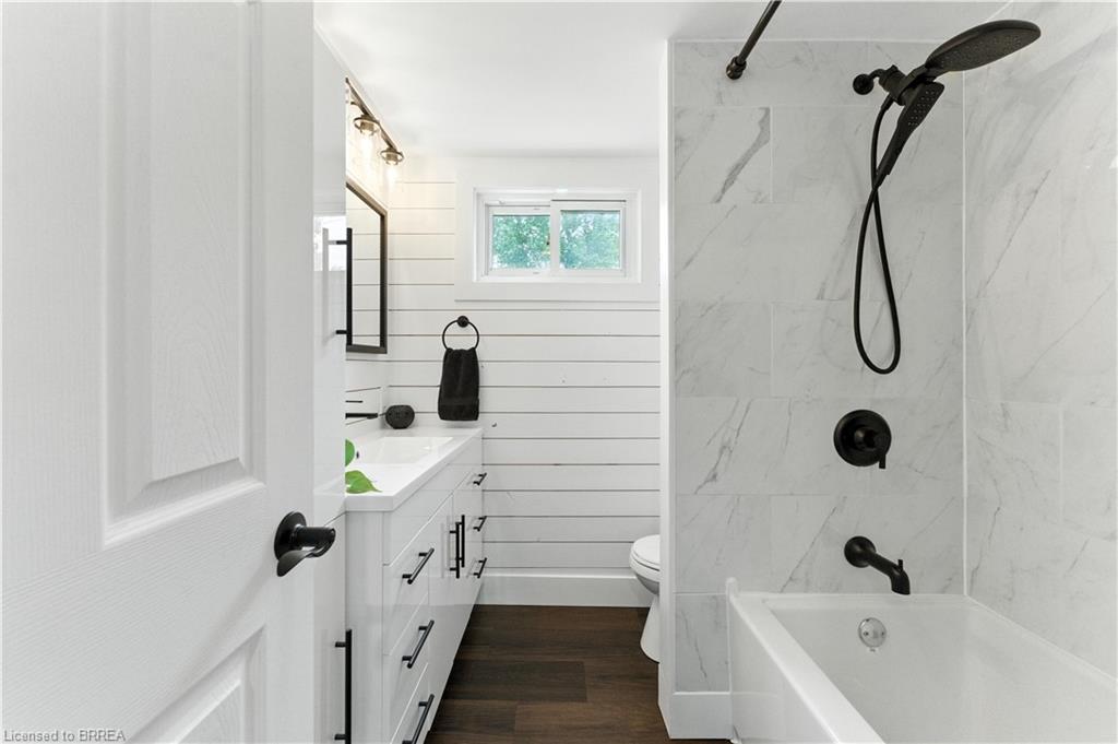 34 North Park Street, Brantford, ON - Indoor Photo Showing Bathroom