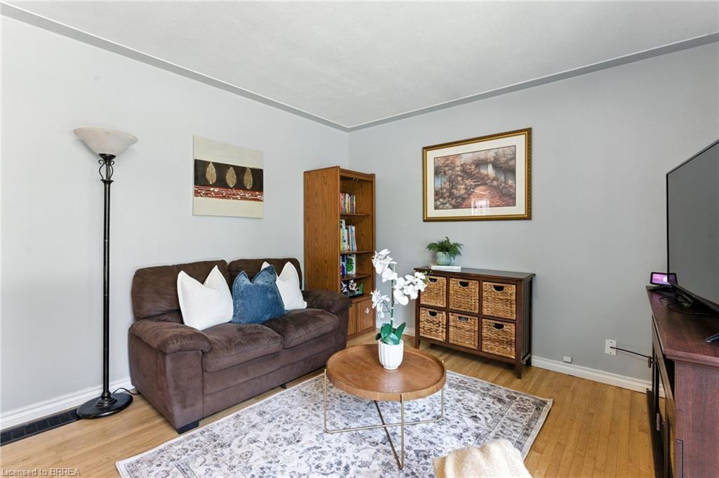 22 Mccammon Street, Paris, ON - Indoor Photo Showing Living Room
