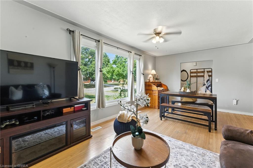 22 Mccammon Street, Paris, ON - Indoor Photo Showing Living Room