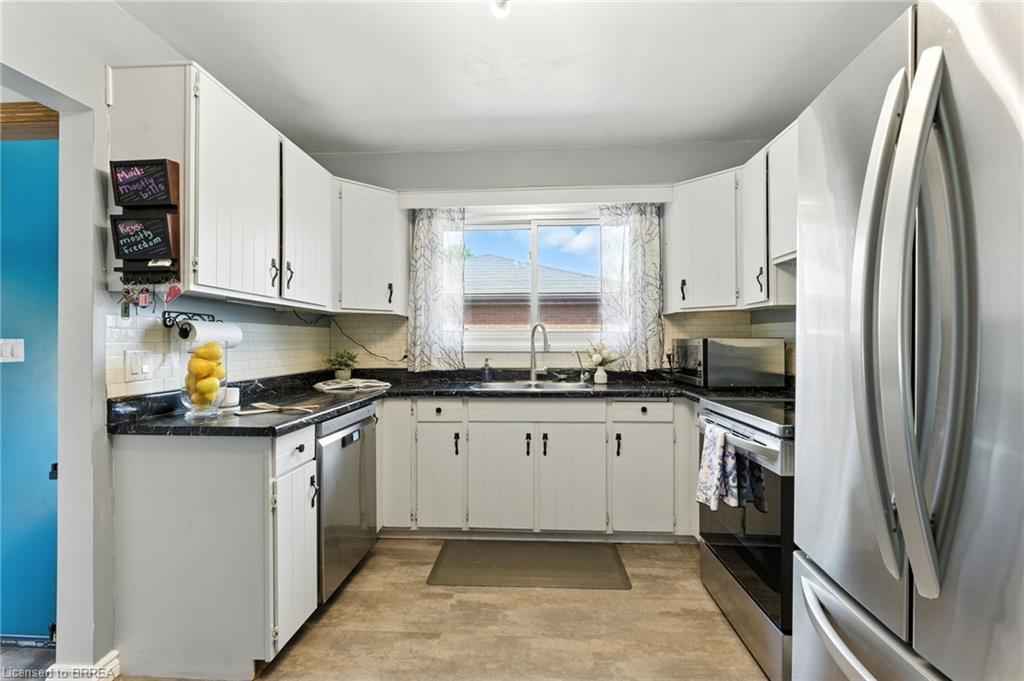 22 Mccammon Street, Paris, ON - Indoor Photo Showing Kitchen