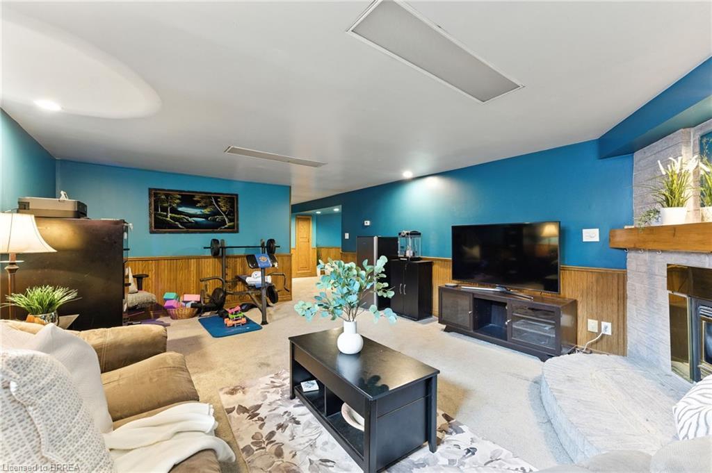 22 Mccammon Street, Paris, ON - Indoor Photo Showing Living Room
