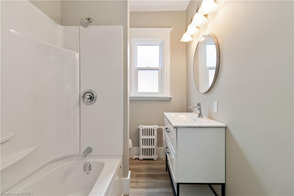 179 Grey Street, Brantford, ON - Indoor Photo Showing Bathroom