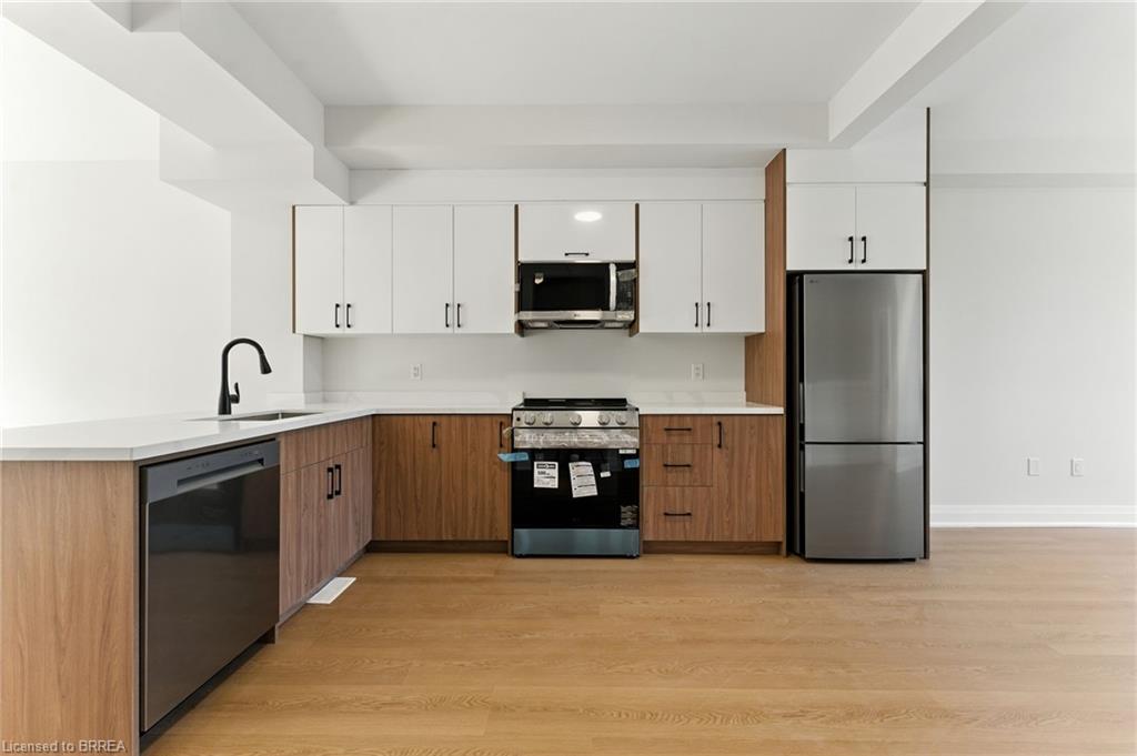 3-161 Fifth Avenue, Brantford, ON - Indoor Photo Showing Kitchen