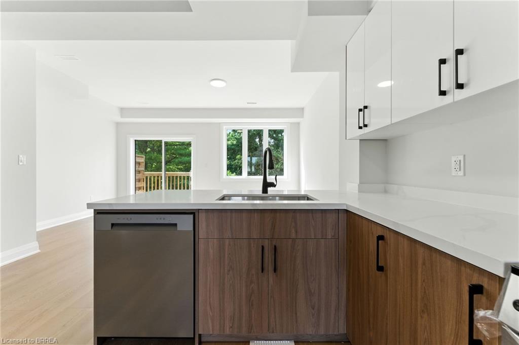 3-161 Fifth Avenue, Brantford, ON - Indoor Photo Showing Kitchen