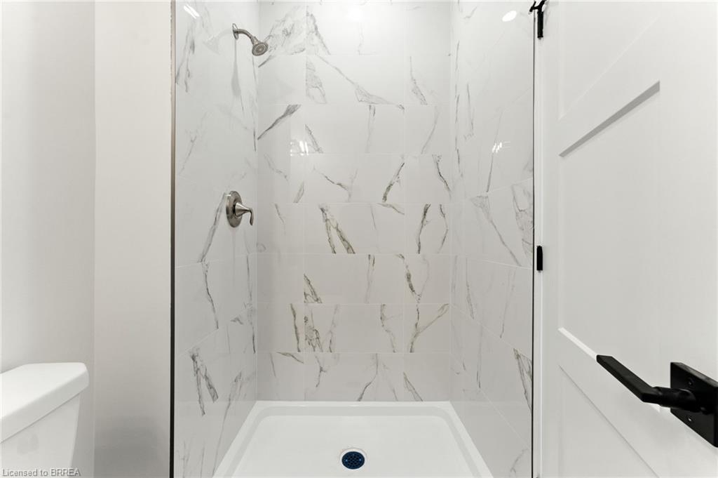 3-161 Fifth Avenue, Brantford, ON - Indoor Photo Showing Bathroom