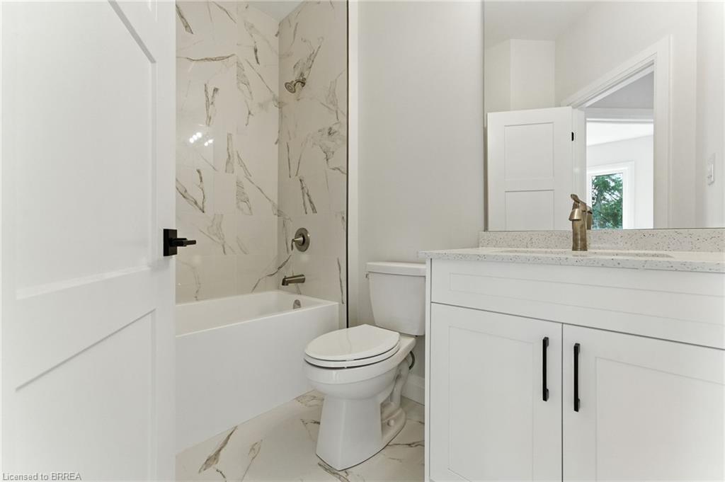 3-161 Fifth Avenue, Brantford, ON - Indoor Photo Showing Bathroom