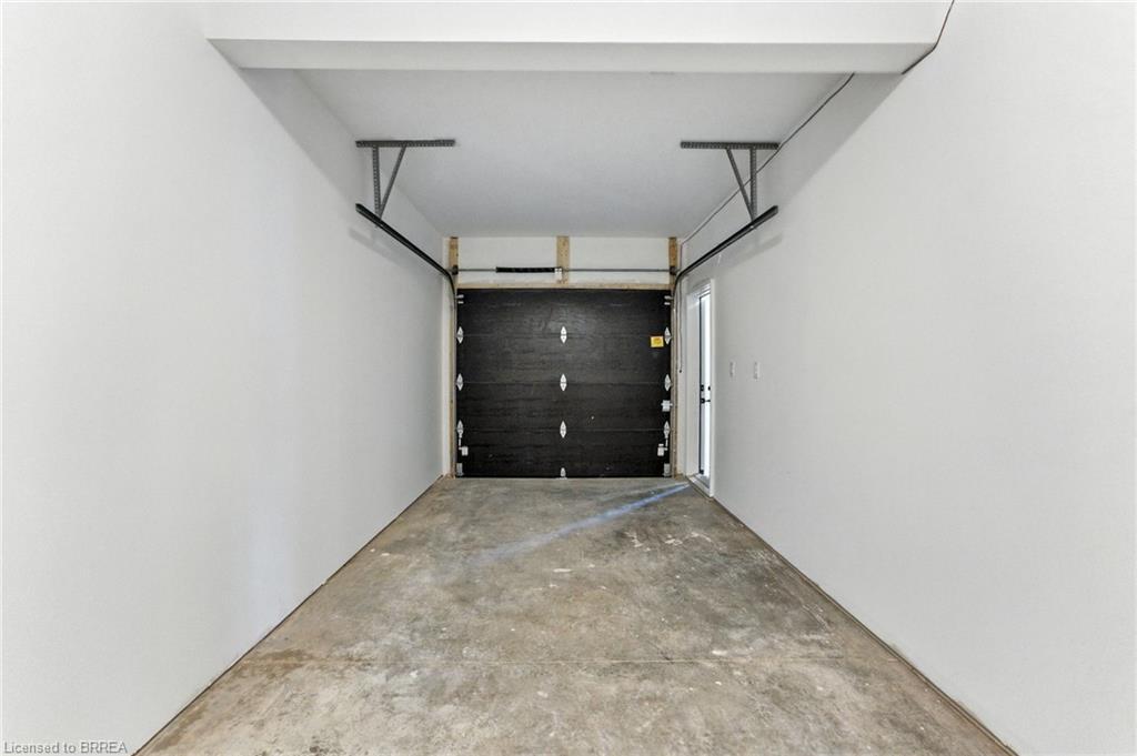 3-161 Fifth Avenue, Brantford, ON - Indoor Photo Showing Garage