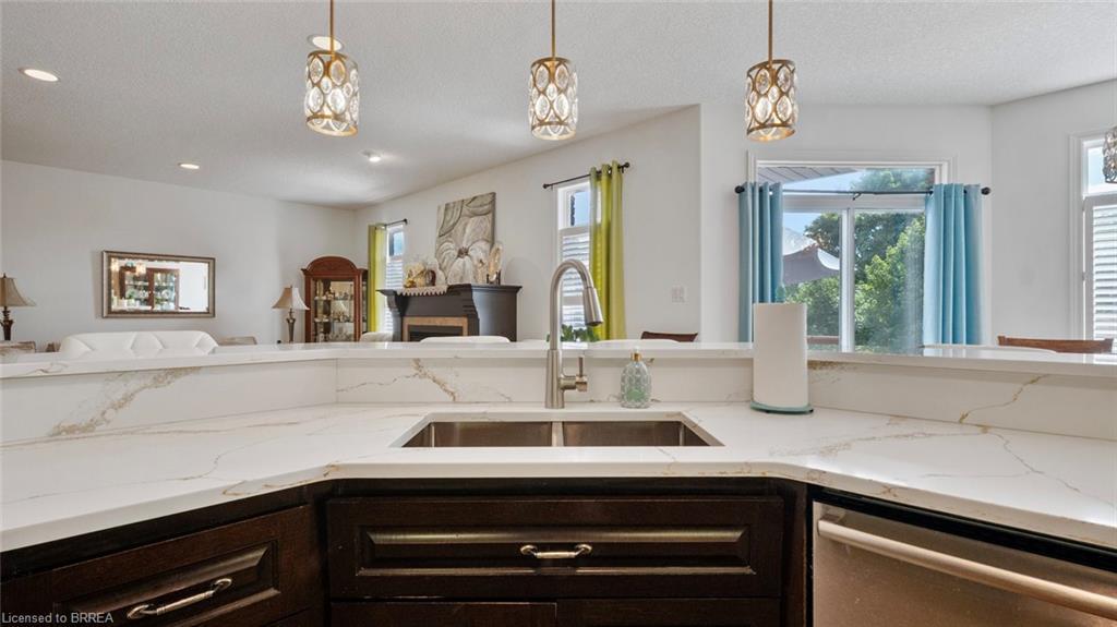 424 Lakeview Drive, Woodstock, ON - Indoor Photo Showing Kitchen With Double Sink