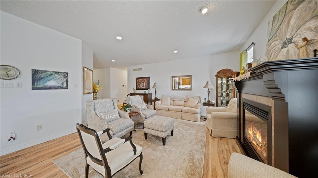 424 Lakeview Drive, Woodstock, ON - Indoor Photo Showing Living Room With Fireplace