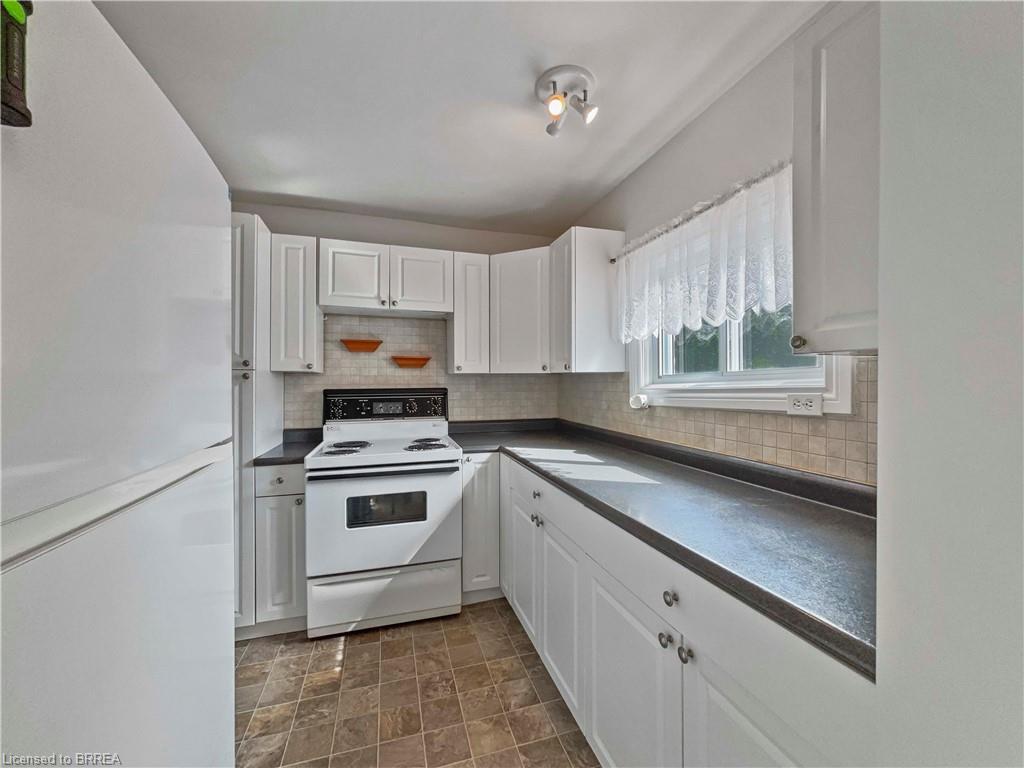 86 Arthur Street, Brantford, ON - Indoor Photo Showing Kitchen