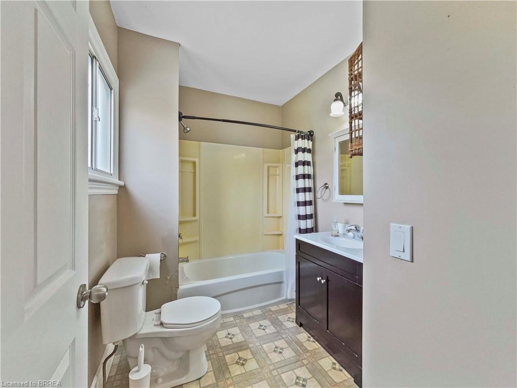 86 Arthur Street, Brantford, ON - Indoor Photo Showing Bathroom