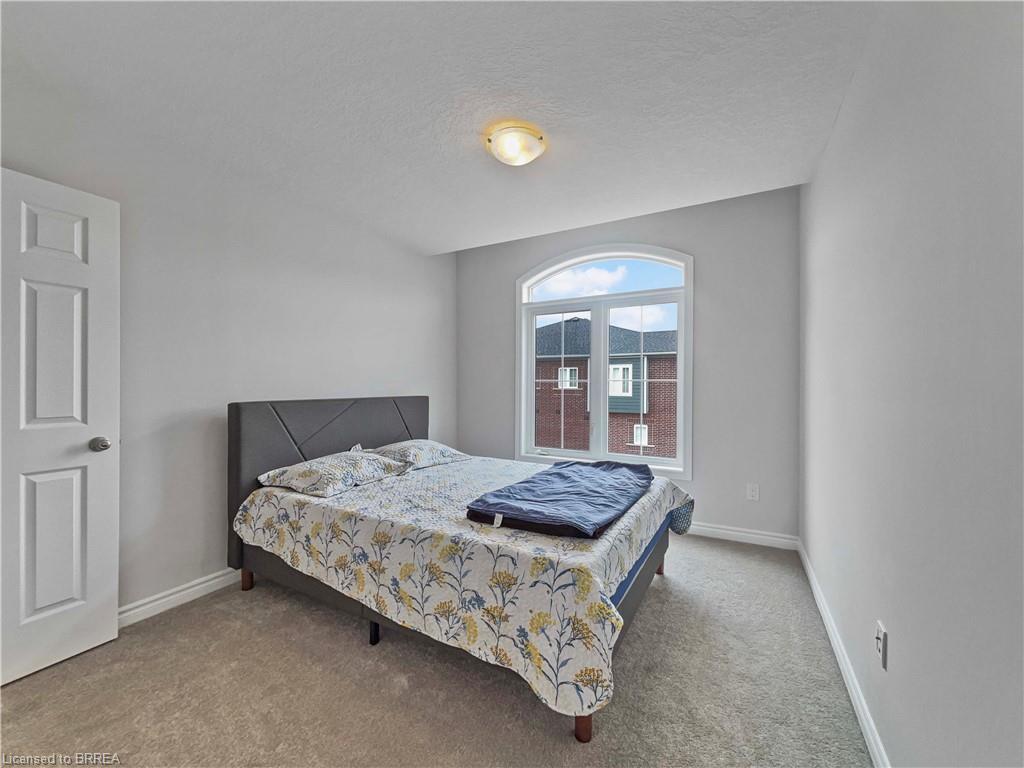 95-677 Park Road N, Brantford, ON - Indoor Photo Showing Bedroom