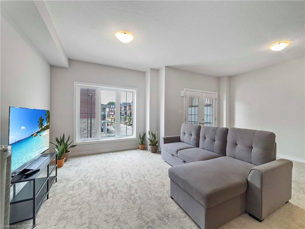 95-677 Park Road N, Brantford, ON - Indoor Photo Showing Living Room