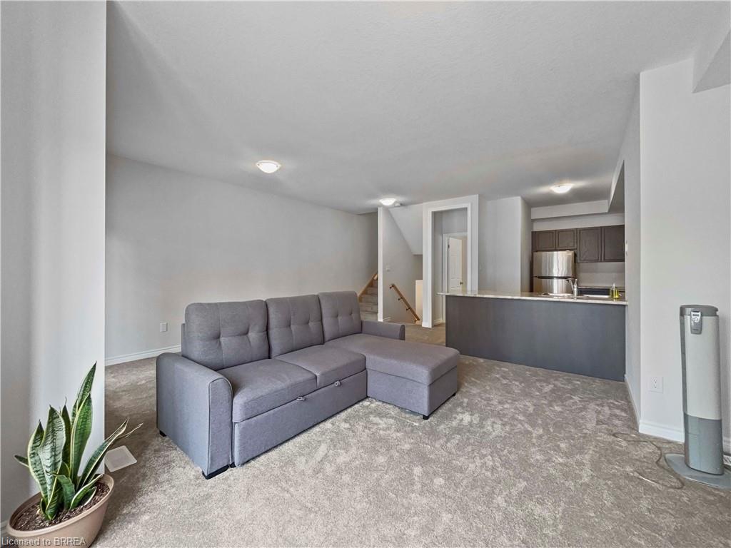 95-677 Park Road N, Brantford, ON - Indoor Photo Showing Living Room