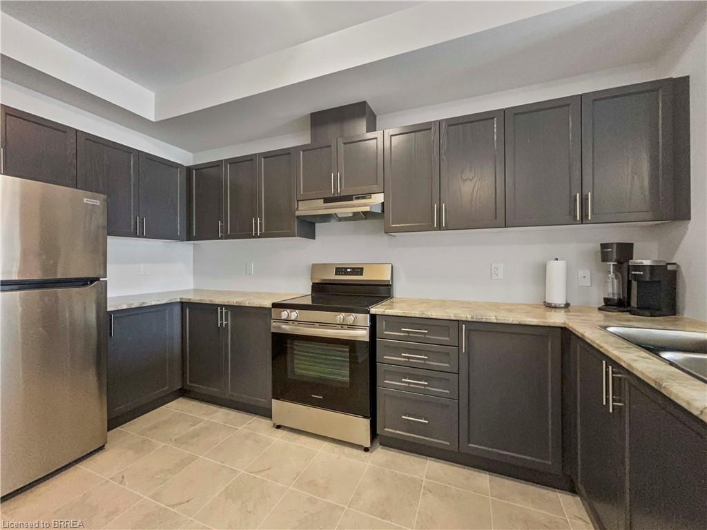 95-677 Park Road N, Brantford, ON - Indoor Photo Showing Kitchen