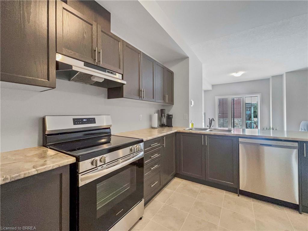 95-677 Park Road N, Brantford, ON - Indoor Photo Showing Kitchen With Upgraded Kitchen