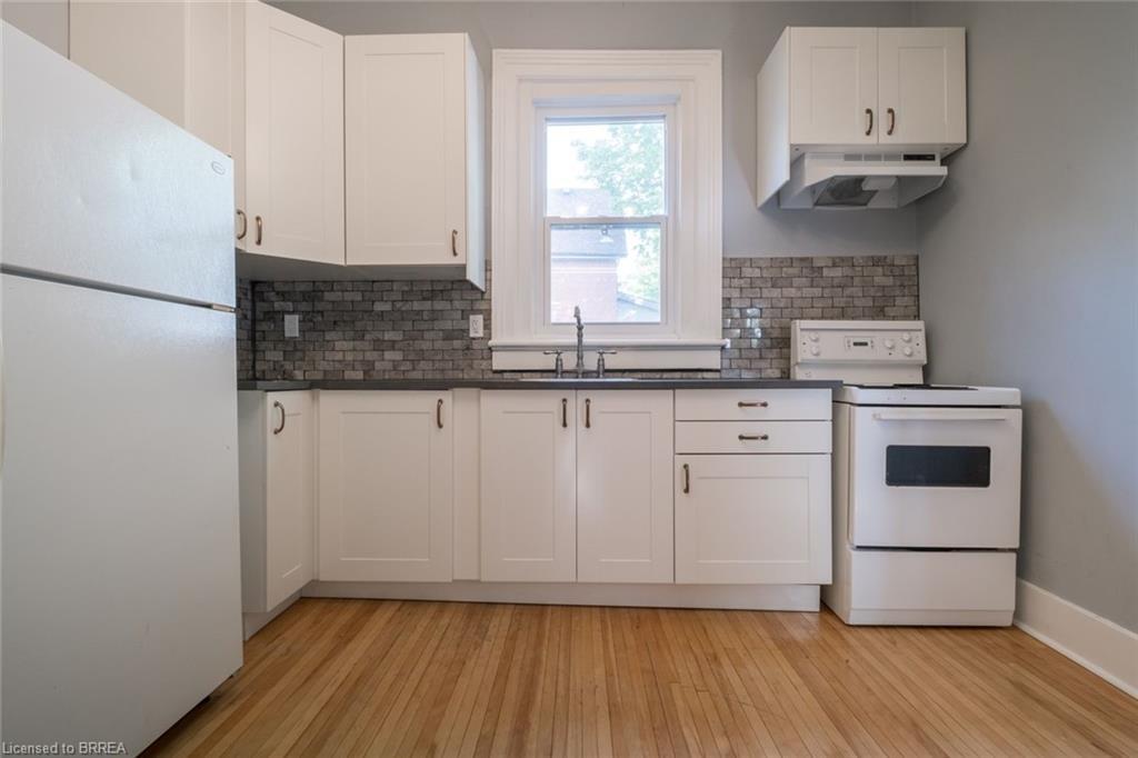 Lower-31 Palmerston Avenue, Brantford, ON - Indoor Photo Showing Kitchen