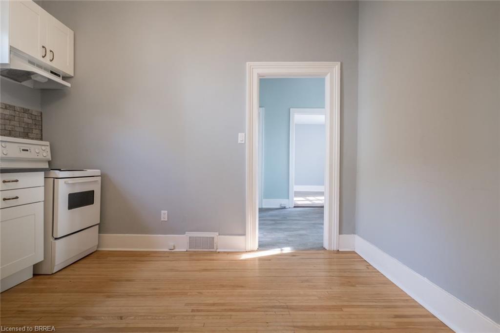 Lower-31 Palmerston Avenue, Brantford, ON - Indoor Photo Showing Kitchen