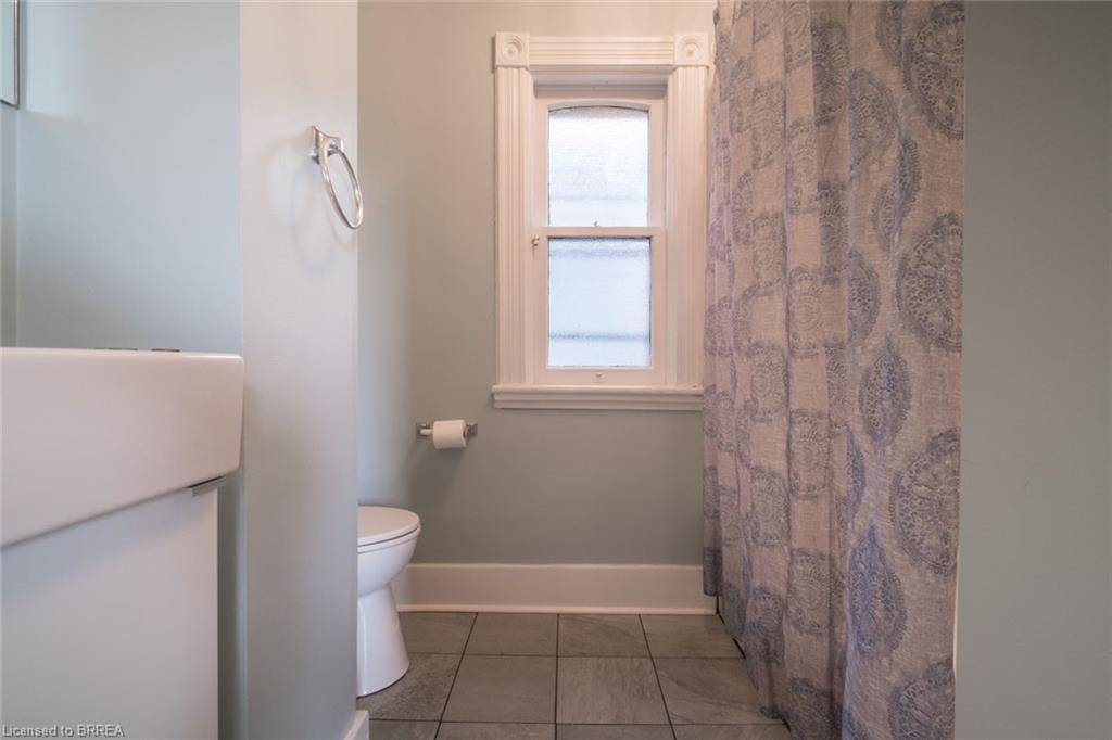 Lower-31 Palmerston Avenue, Brantford, ON - Indoor Photo Showing Bathroom