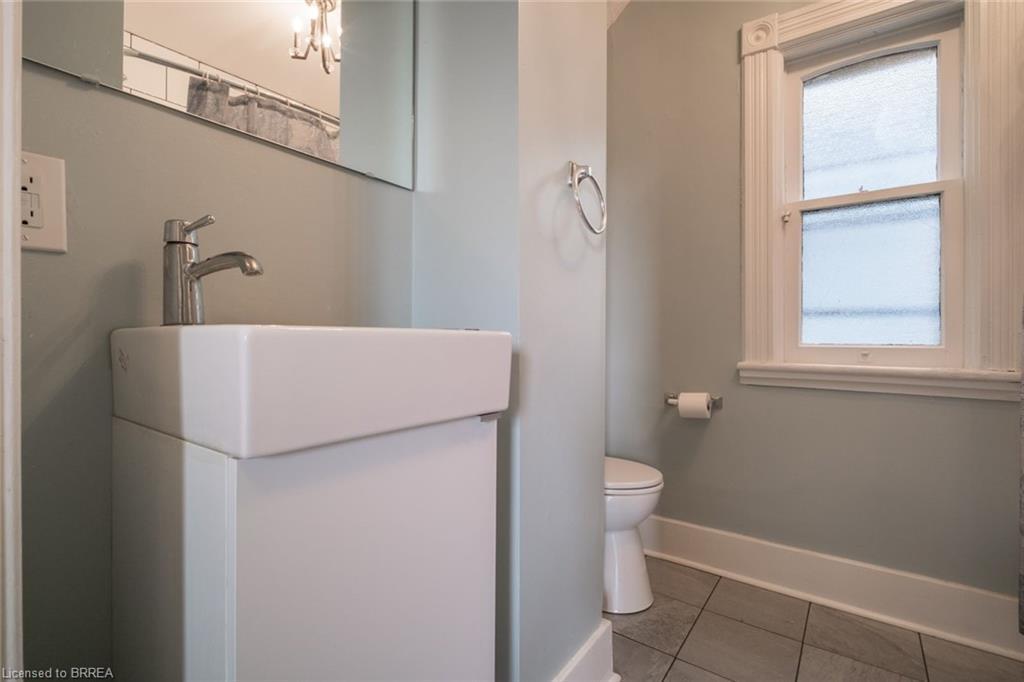 Lower-31 Palmerston Avenue, Brantford, ON - Indoor Photo Showing Bathroom