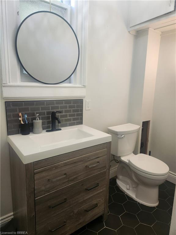 Lower-31 Palmerston Avenue, Brantford, ON - Indoor Photo Showing Bathroom
