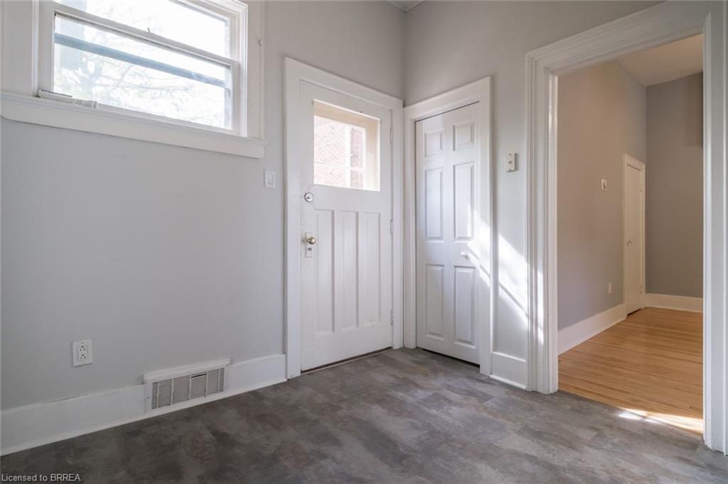 Lower-31 Palmerston Avenue, Brantford, ON - Indoor Photo Showing Other Room