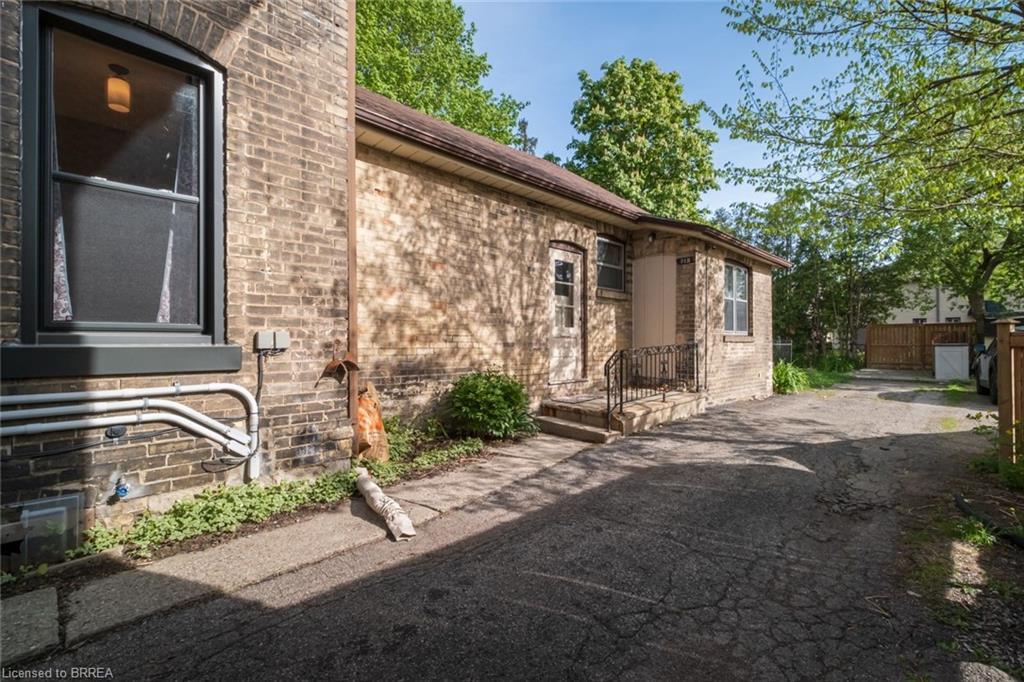 Lower-31 Palmerston Avenue, Brantford, ON - Outdoor