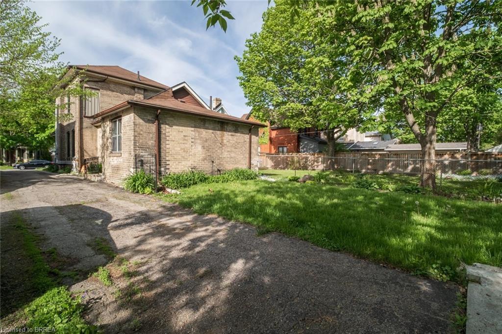 Lower-31 Palmerston Avenue, Brantford, ON - Outdoor