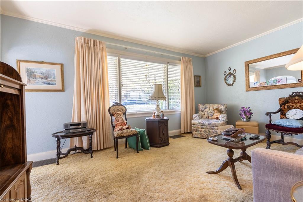 154 Talbot Street, Kitchener, ON - Indoor Photo Showing Living Room