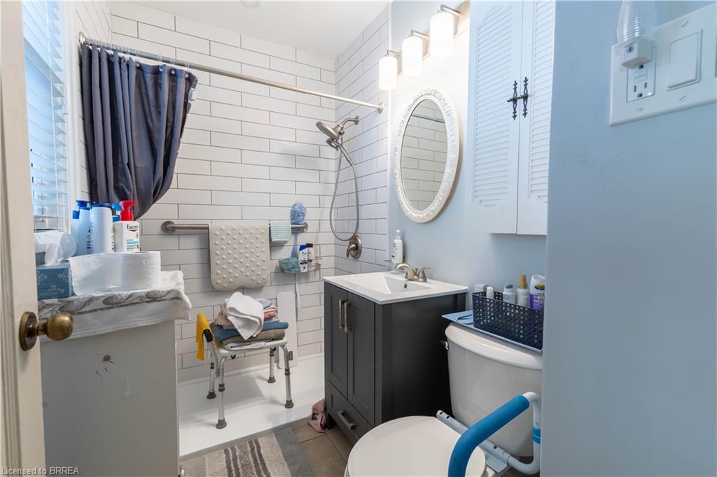 154 Talbot Street, Kitchener, ON - Indoor Photo Showing Bathroom