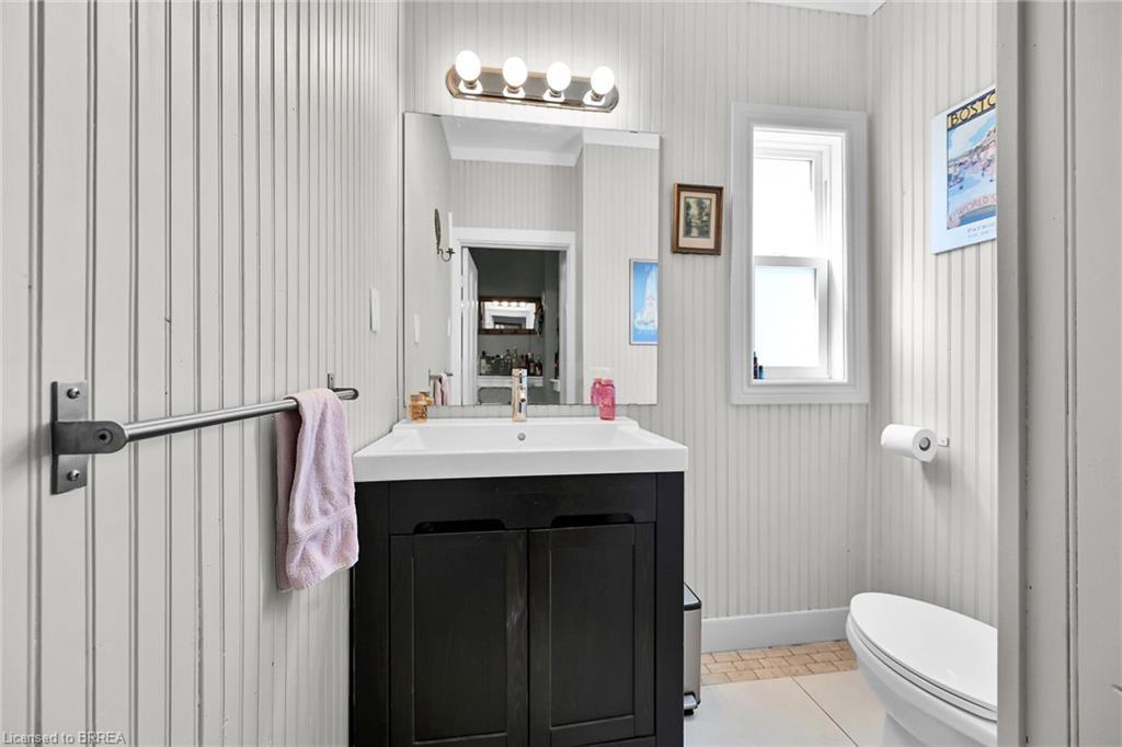 40 Locke Street S, Hamilton, ON - Indoor Photo Showing Bathroom