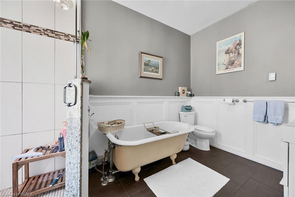 40 Locke Street S, Hamilton, ON - Indoor Photo Showing Bathroom