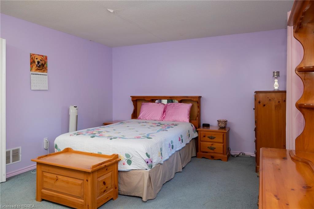 47 Walnut Street, Brantford, ON - Indoor Photo Showing Bedroom