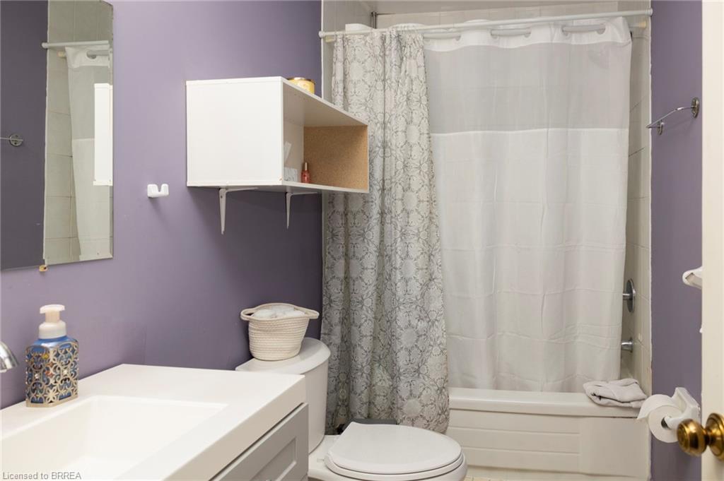 47 Walnut Street, Brantford, ON - Indoor Photo Showing Bathroom