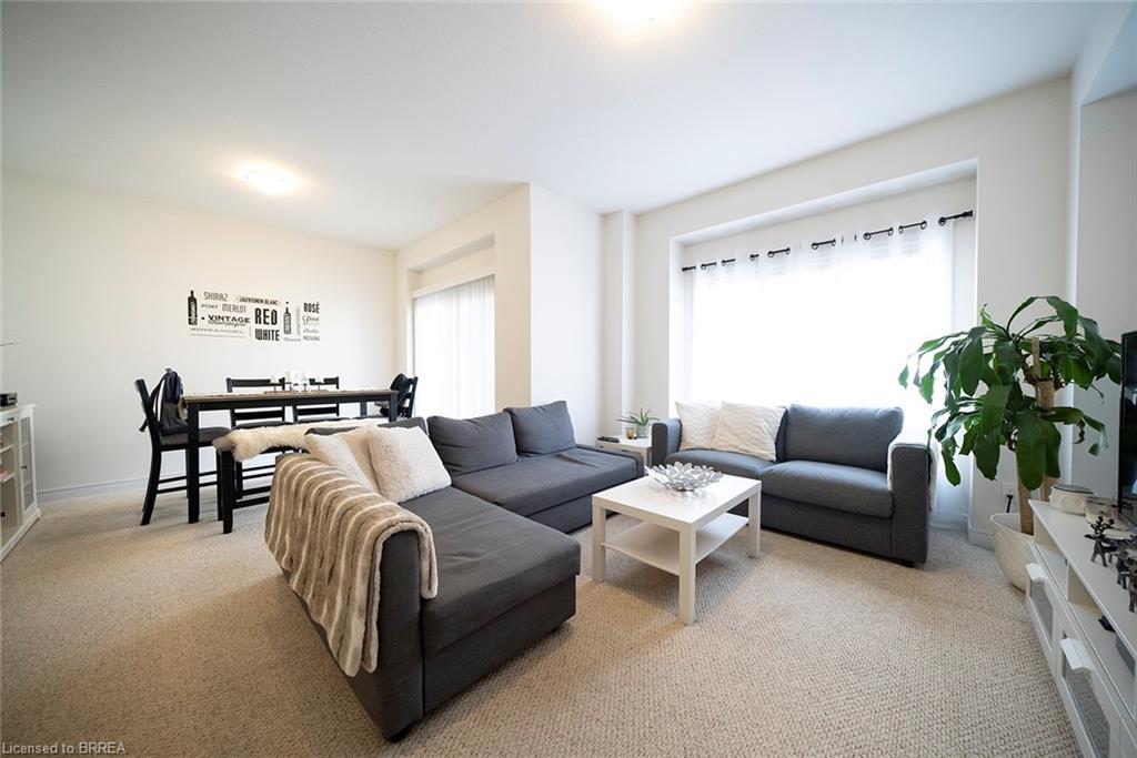 119-77 Diana Avenue, Brantford, ON - Indoor Photo Showing Living Room