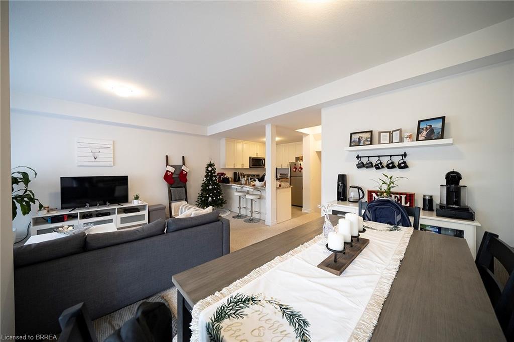 119-77 Diana Avenue, Brantford, ON - Indoor Photo Showing Living Room