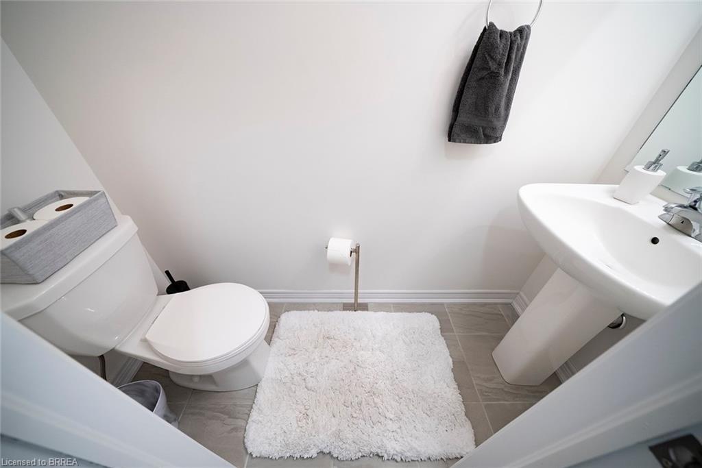 119-77 Diana Avenue, Brantford, ON - Indoor Photo Showing Bathroom