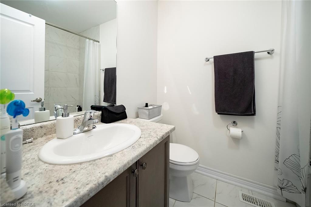 119-77 Diana Avenue, Brantford, ON - Indoor Photo Showing Bathroom