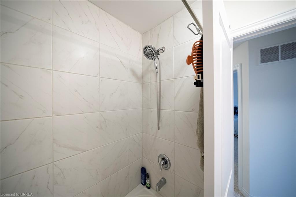 119-77 Diana Avenue, Brantford, ON - Indoor Photo Showing Bathroom