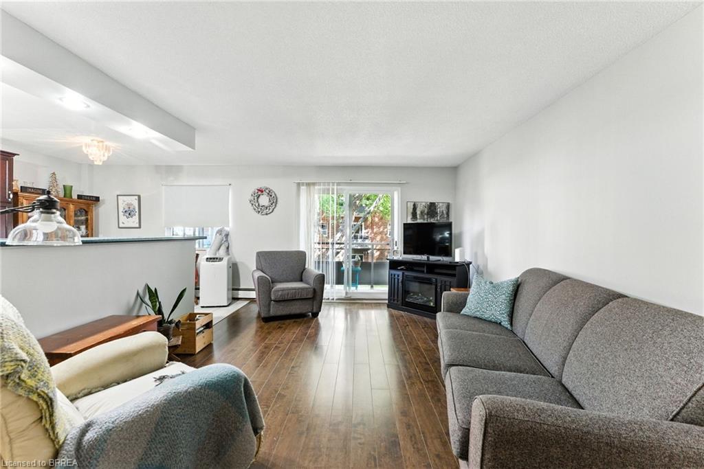 7-612 Grey Street, Brantford, ON - Indoor Photo Showing Living Room