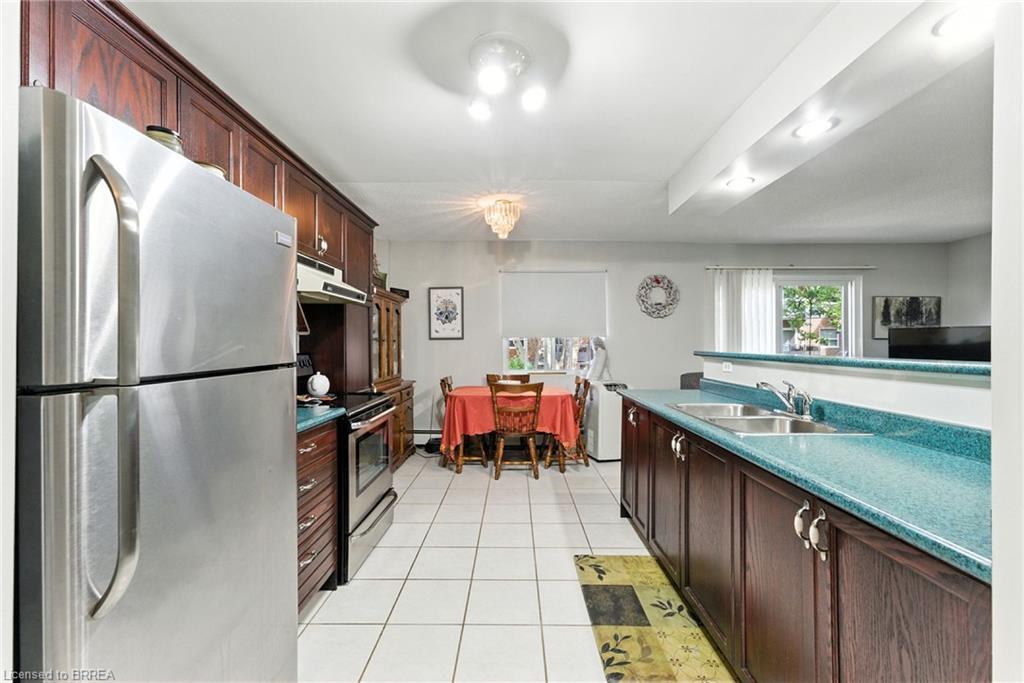 7-612 Grey Street, Brantford, ON - Indoor Photo Showing Kitchen With Double Sink