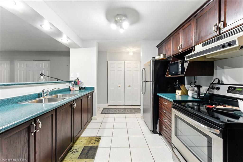 7-612 Grey Street, Brantford, ON - Indoor Photo Showing Kitchen With Double Sink
