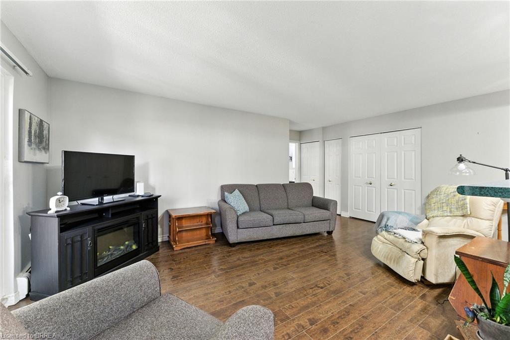 7-612 Grey Street, Brantford, ON - Indoor Photo Showing Living Room