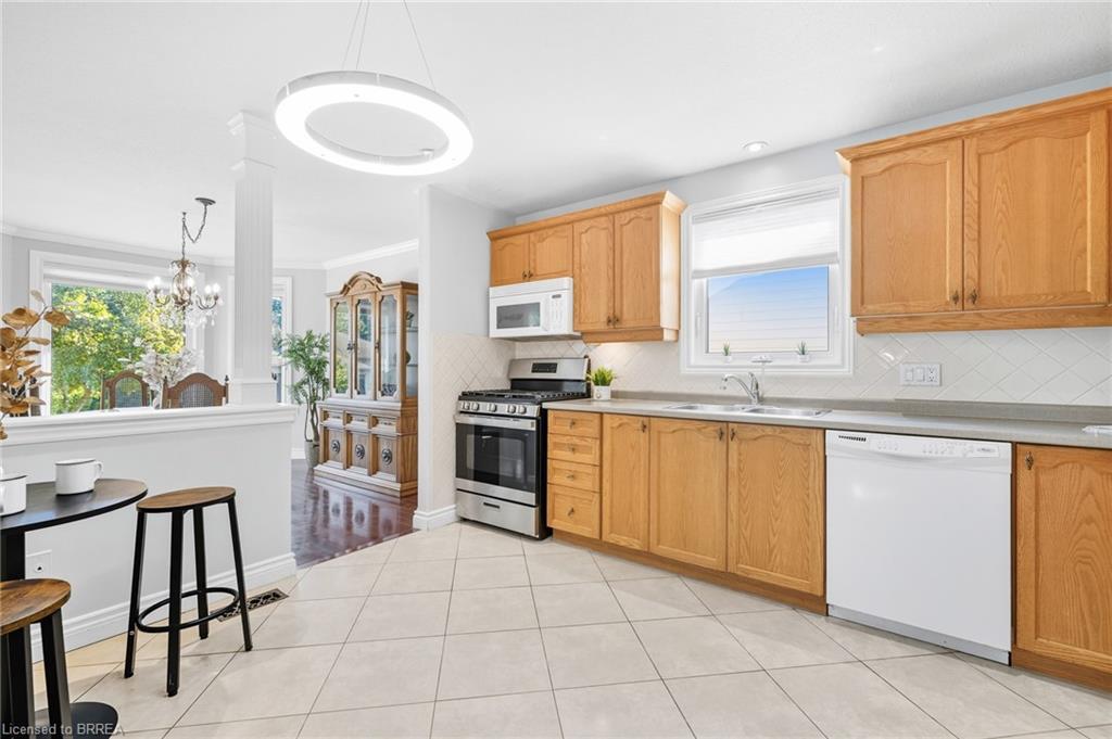 6 Mccormick Way, Brantford, ON - Indoor Photo Showing Kitchen