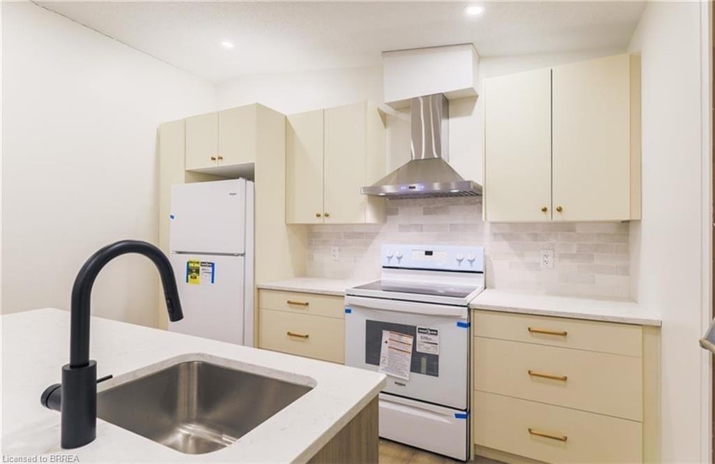 19-A Creeden Street, Paris, ON - Indoor Photo Showing Kitchen